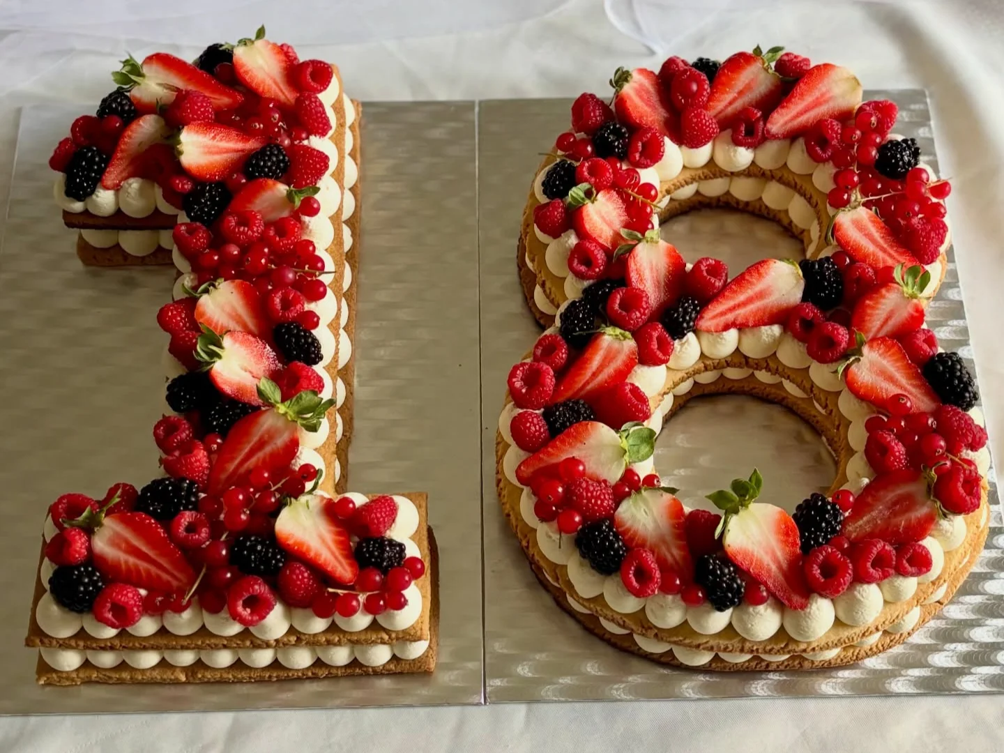Number cake décoré de macarons, meringues et fleurs